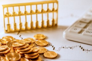 如何剖析黄金价格下跌的原因？这些原因对投资策略有何启示？